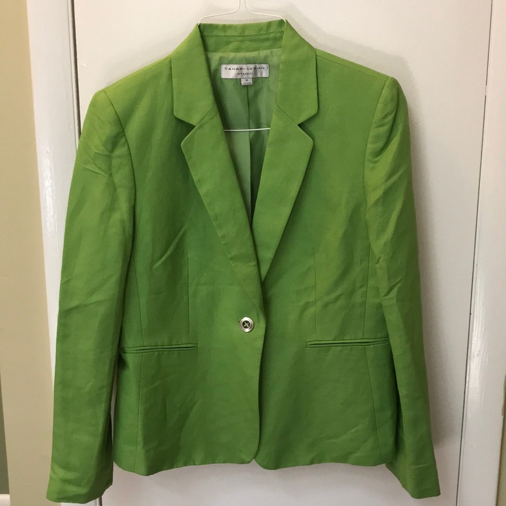 Lightweight green casual blazer.